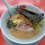 山岡家 - 醤油（味濃いめ，脂多め・白髪ネギ）