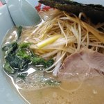 山岡家 - 醤油（味濃いめ，脂多め・白髪ネギ・アップ）