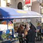 クレープ あんどれ - お客さんが並んでいました。