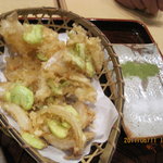 手打ち蕎麦 寺田家 - そら豆とたまねぎの天婦羅