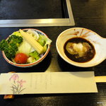 Maruhachi - 溶岩焼に付いてくるサラダとタレ