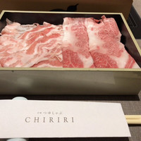 京都つゆしゃぶCHIRIRI 京橋店 - 左手が白金豚、右手が近江牛