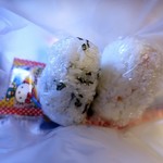 灯 - おにぎり２つ、おまけ付き