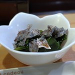 葵 - 生ワカメと鯛の皮の酢の物