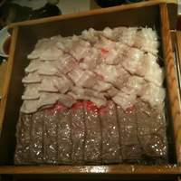 華蓮 博多店 - 蒸しあがりの肉