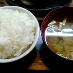 梅らん家 - ご飯と味噌汁
      ※ご飯大盛り無料、おかわり1杯OK