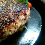 梅らん家 - いい焼き色。肉の焼ける香ばしい匂いがたまりません。