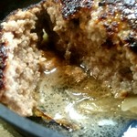 梅らん家 - ナイフを入れると肉汁がジュワーッとあふれます！