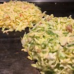 鶴橋風月　 - 手前。
ネギ焼きが食べたいなぁと思って、牛スジ玉にネギを追加してみたら、ネギが多いだけのお好み焼きになってしまった。