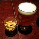 HUB - 生ビール1pint710円+ミックスナッツ300円