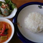 ファームラック - ランチ(800円)  内容は生春巻、レッドカレー、アイスクリーム