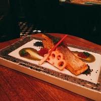 美食米門  品川港南 WINE&GRILL - ノルウェーサーモンのレアステーキ木の芽と塩昆布のアクセント（1,400円）＊オススメ