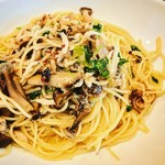 Güsk - キノコとアサリのパスタ。アサリ意外は地元産。