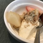 Güsk - イチゴと林檎のパンナコッタ。きな粉と黒蜜のバランスよし！