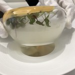 Grand rocher - 桜チップの瞬間燻製、蓋が開けられ煙が広がる瞬間