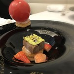 Grand rocher - 球体はいちごピューレを凍らせたものパイと軽い食感のチョコレート いちご添え
