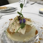 Grand rocher - 北海道産帆立貝柱 カダイブ(糸状の小麦粉の揚げ焼き)カリフラワーソース、スライスりんごとカリフラワーのサラダ乗せ