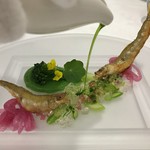 Grand rocher - ワカサギのスリット ビネガージュレ、レッドオニオンのピクルスとブロッコリーニ