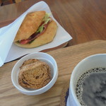 るぅた - ＢＬＴサンドとコーヒー。ラスクはかなり美味しかった。