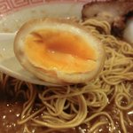 環七らーめん　てらっちょ - 「味玉子」（半割）：黄身はトロッとはしていません。。。