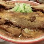 環七らーめん　てらっちょ - “かき混ぜる前”は、醤油ダレが丼の底に沈んでいます。