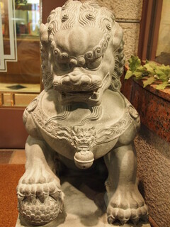 Shimon Shurou - 入り口にて鎮座する獅子。