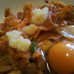 昭和食堂 - 豚キムチ丼にニンニク&玉子をとろ～り
