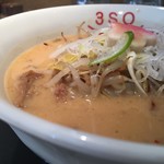 ラーメン スリーエスオー - 鉄鍋で炒めた野菜が乗る王道スタイル