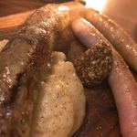 Bistro coda - 自家製ソーセージ三種盛(肉汁が甘い！)
