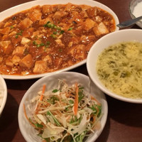 全家福 新館 - 「麻婆豆腐」！
                冷菜、ご飯、スープ、デザート付き。
                平皿の麻婆豆腐、食べにくいです。