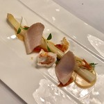 プレスキル - ホワイトアスパラガスが甘くて柔らか。海老の旨みとハムの塩気、ソースのおいしさがマッチング。