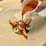 プレスキル - ピスタチオのクレームに苺のソースかけてくれます。真ん中はヨーグルトのシャーベット。
      おいしくて幸せ♡