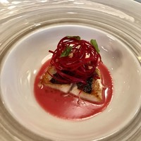 プレスキル - お魚は的鯛。ビーツとアンチョビソースが絶品なフォトジェな一皿。