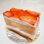 パティスリー イル・プルー・シュル・ラ・セーヌ - いちごのショートケーキ