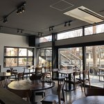 ベーカリー&レストラン沢村 旧軽井沢 - 道路側のテーブル