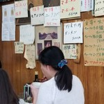 玉蘭 - 常連のお客さん。今日はお父さんがいませんが、お母さん、紹興酒飲んでいます。お父さんへのお土産は忘れていません❗