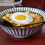 玉蘭 - 極辛麻婆麺の目玉焼きトッピング　750円(麻婆麺650円+辛味50円+目玉焼き50円)　半熟の目玉焼きが辛味をマイルドにさせます。