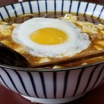 玉蘭 - 極辛麻婆麺の目玉焼きトッピング。目玉焼きは全てのメニューに50円でトッピングできます。
