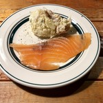 BARU 竹末 - お通し：スモークサーモンとポテトサラダ