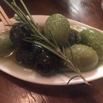 PIZZA BORSA - オリーブに乗せられたロズマリーノをちぎってまぶすと美味しさがぐんと増します