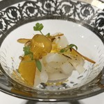 Grand rocher - 新玉ねぎのアイスクリームと長崎県産ヤリイカの炙り、カラスミとカラスミパウダー