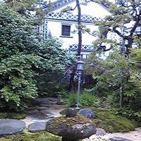 旅館 くらしき - テラスから見えた庭と蔵