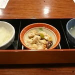 酉や 喜兵衛 - お通し三種。左から大根おろし、鶏肉の和え物、鳥スープ。