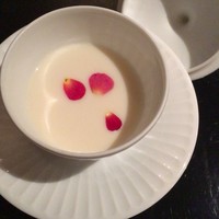 箱根フォンテーヌ・ブロー仙石亭 - じゃがいも、何とか豆のスープとの事。
                牛乳臭くて飲めなかった。