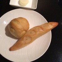 箱根フォンテーヌ・ブロー仙石亭 - パン。
                温かく提供される。
                が、冷めると固くなる...