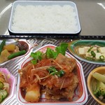福山まるたま - まるたま弁当　税込410円　鶏のトマトソース煮と大根の味噌煮(2018.03.12)