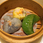 倶楽湾 - 広東風蒸し点心三品　　春菊と海老の蒸し餃子、五目野菜の蒸し餃子、海老の焼売
