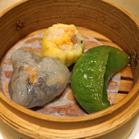 倶楽湾 - 広東風蒸し点心三品　　春菊と海老の蒸し餃子、五目野菜の蒸し餃子、海老の焼売