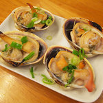 立呑み 得一 十三店 - 活大アサリしょうゆ焼２個　330円