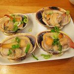 立呑み 得一 十三店 - 活大アサリしょうゆ焼２個　330円